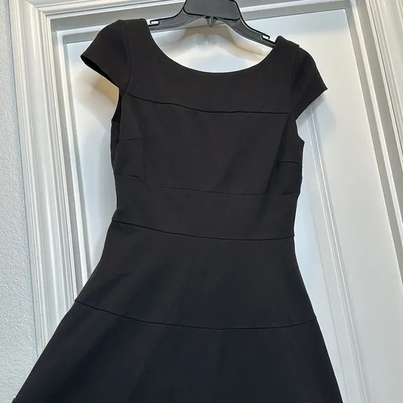 Banana republic black fit in flare dress with cap sleeves size 8
