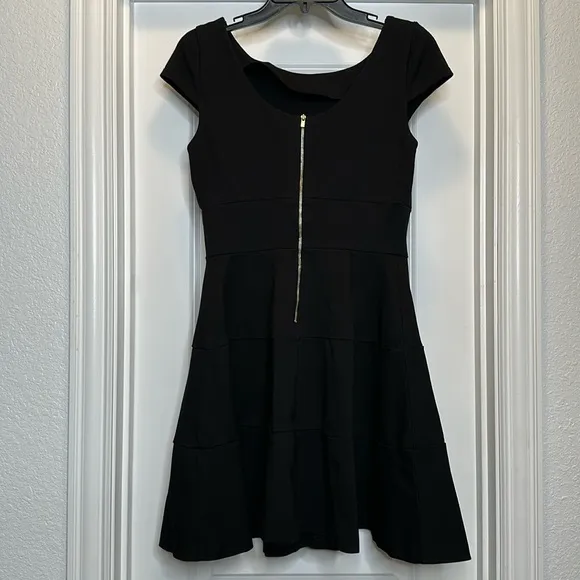 Banana republic black fit in flare dress with cap sleeves size 8