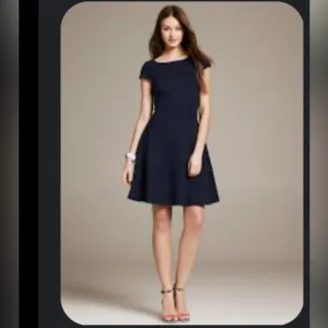 Banana republic black fit in flare dress with cap sleeves size 8