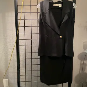 Dana Buchman sleeveless top and skirt